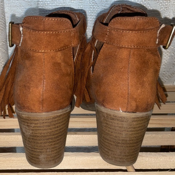 Boutique Ankle Booties Western Suede Fringe Design Qupid size 7 Light Distress - Picture 3 of 5